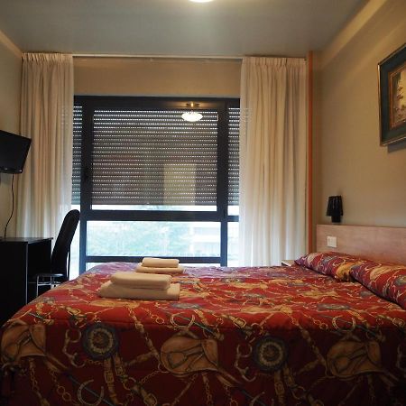 Hostal Acella Памплона Екстер'єр фото A room at the hotel