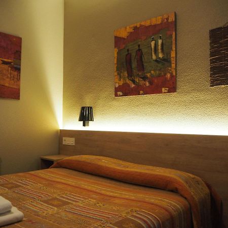 Hostal Acella Памплона Екстер'єр фото A room at the hotel