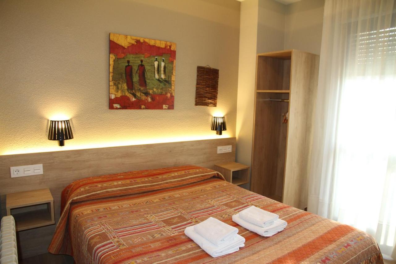 Hostal Acella Памплона Екстер'єр фото A room at the hotel