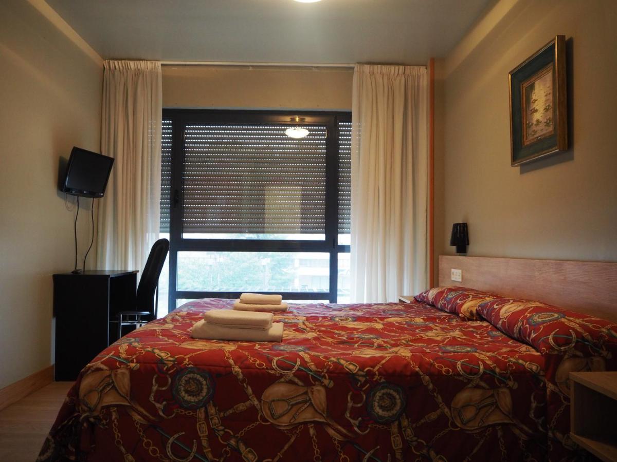 Hostal Acella Памплона Екстер'єр фото A room at the hotel