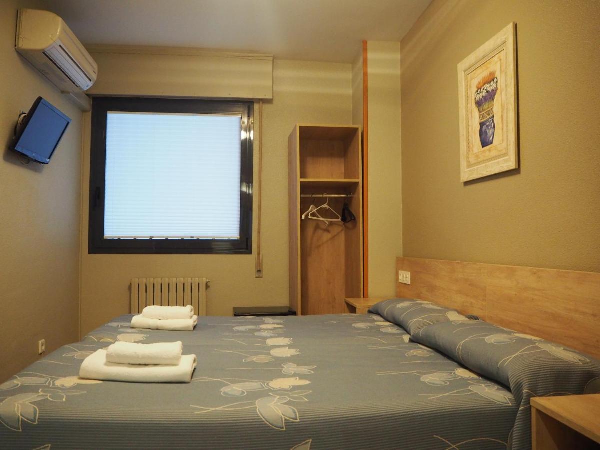 Hostal Acella Памплона Екстер'єр фото A room at the hotel