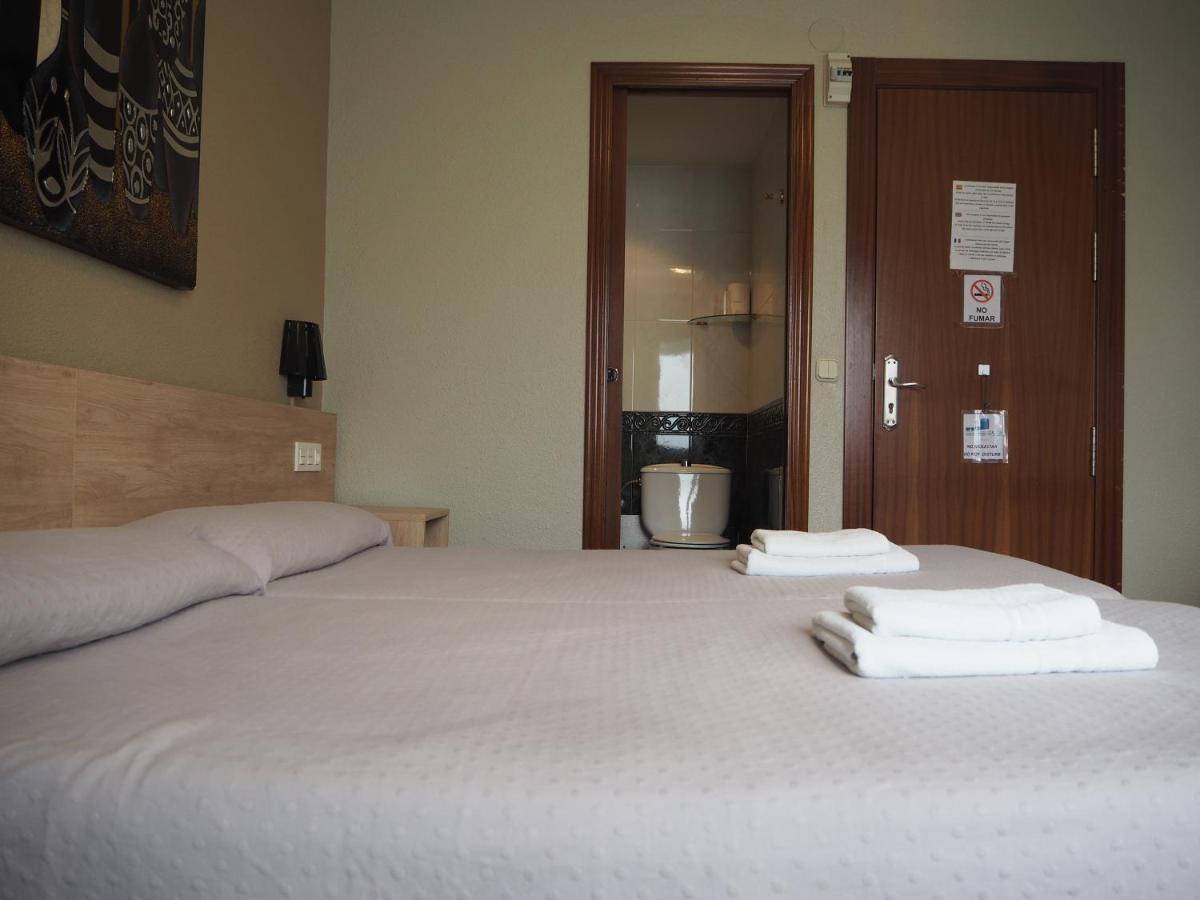 Hostal Acella Памплона Екстер'єр фото A room at the hotel