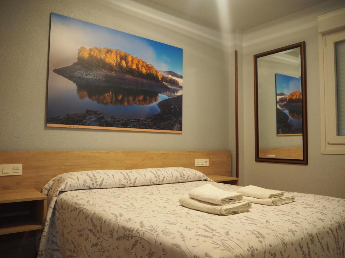 Hostal Acella Памплона Екстер'єр фото A room at the hotel