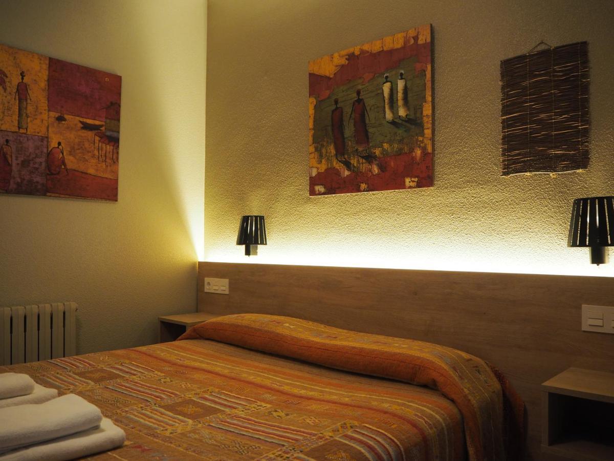 Hostal Acella Памплона Екстер'єр фото A room at the hotel