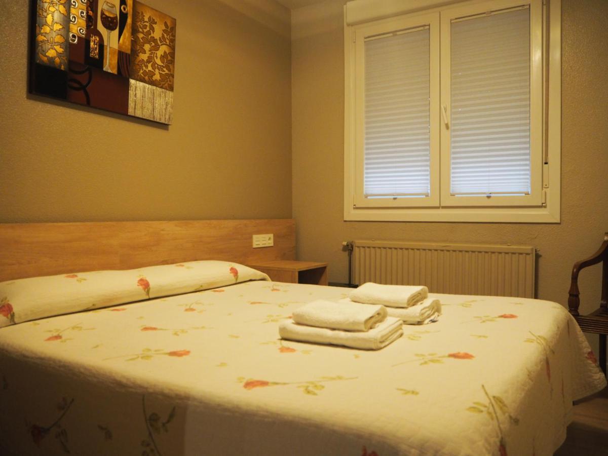 Hostal Acella Памплона Екстер'єр фото A guest room at the hotel