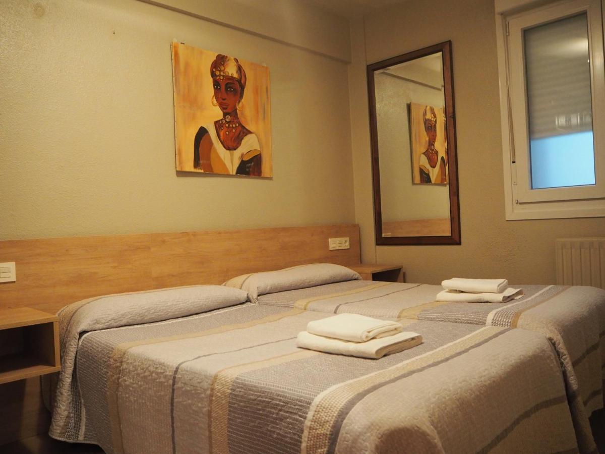 Hostal Acella Памплона Екстер'єр фото A room at the hotel