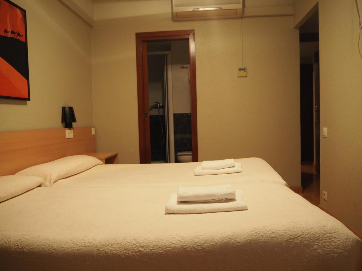 Hostal Acella Памплона Екстер'єр фото A room at the hotel