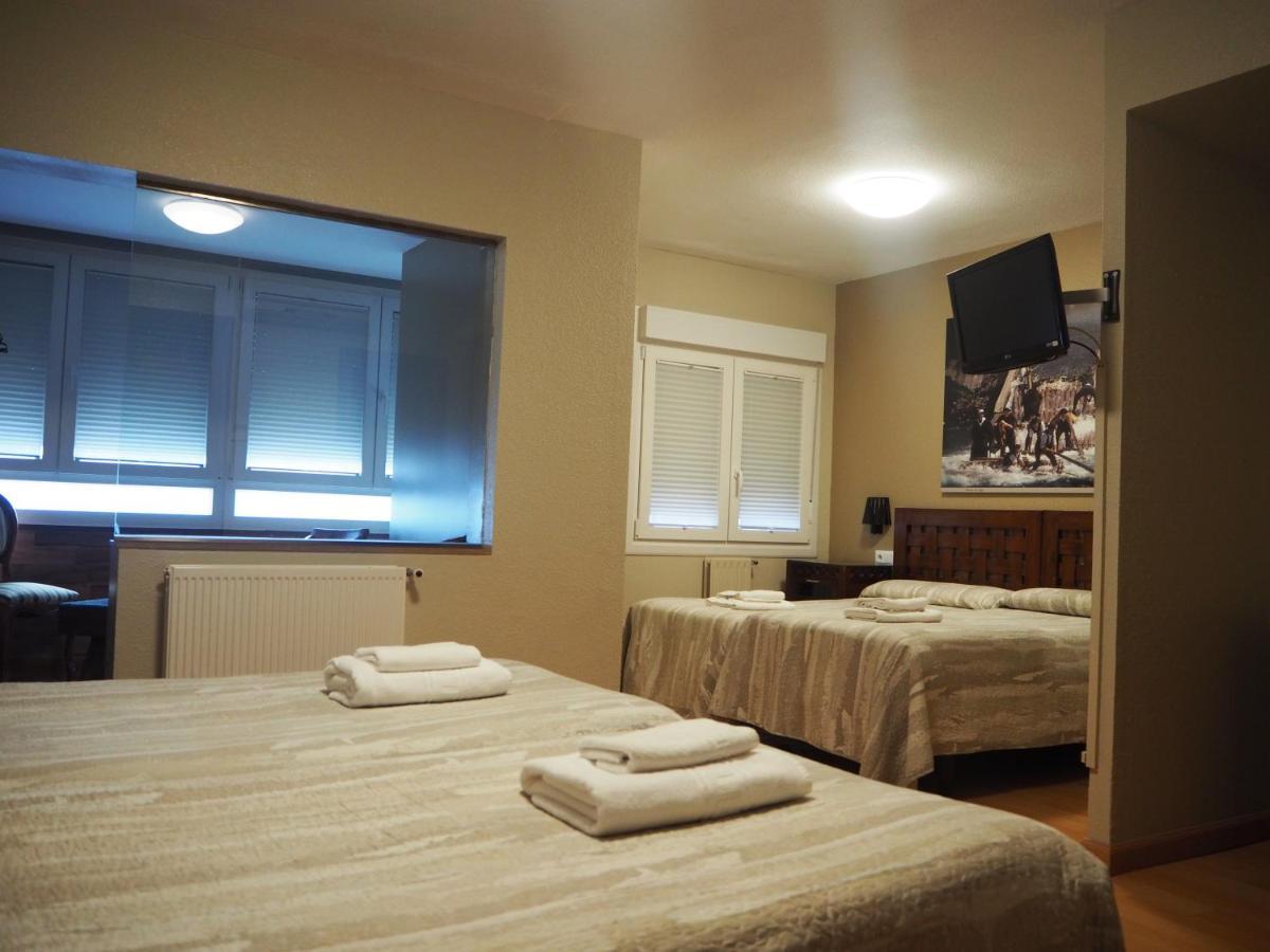 Hostal Acella Памплона Екстер'єр фото A room at the hotel