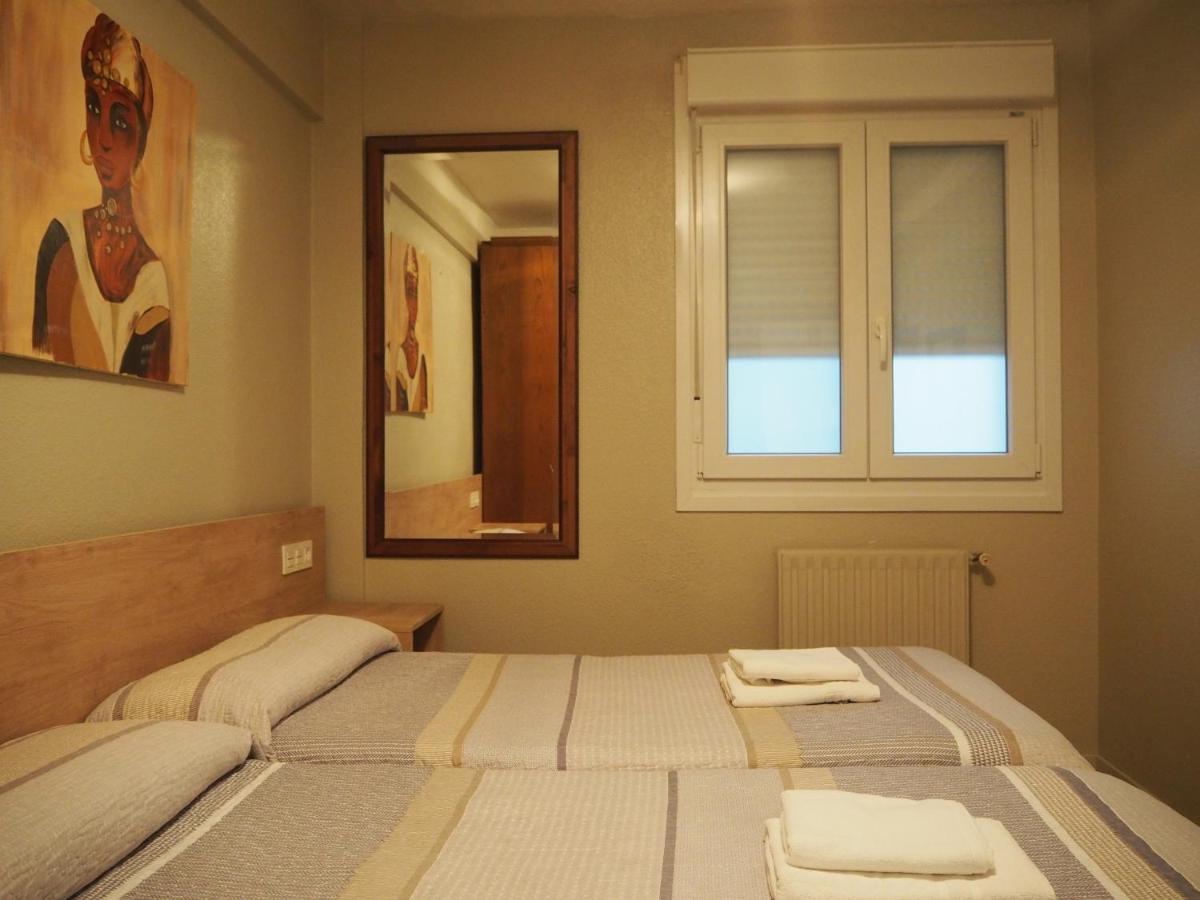 Hostal Acella Памплона Екстер'єр фото A room at the hotel