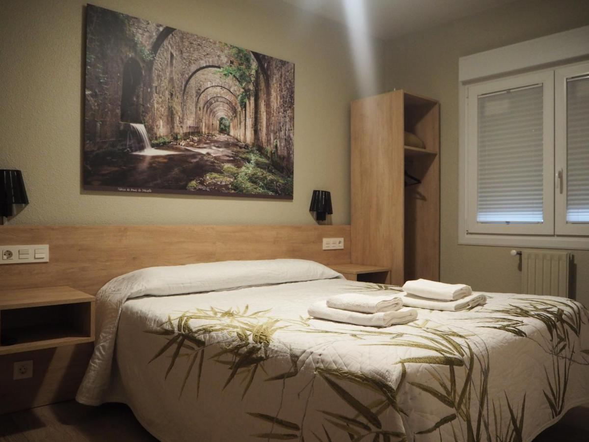 Hostal Acella Памплона Екстер'єр фото A bedroom in a hotel