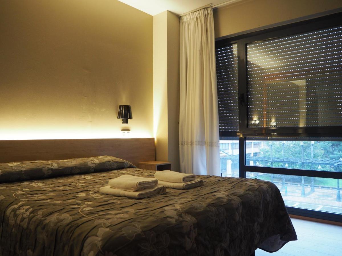 Hostal Acella Памплона Екстер'єр фото A bedroom