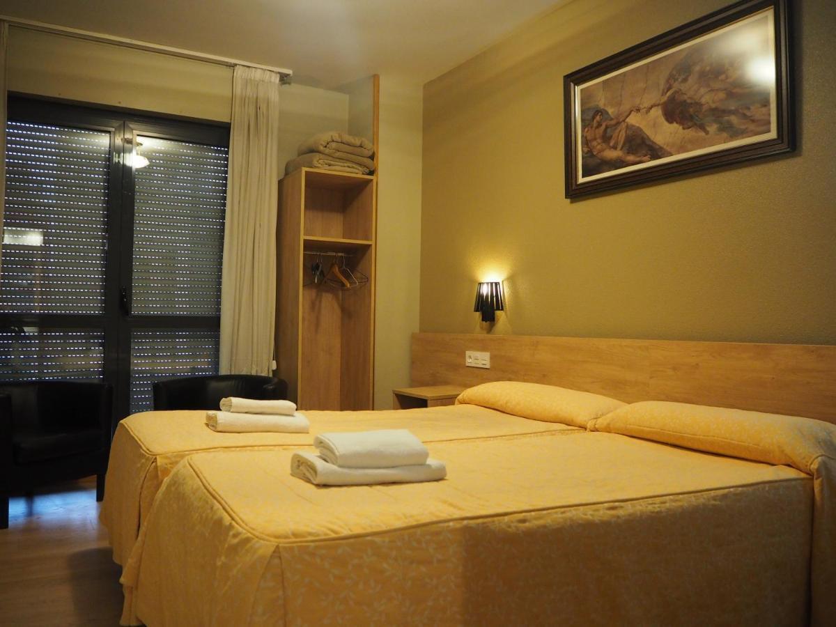 Hostal Acella Памплона Екстер'єр фото A typical hotel room