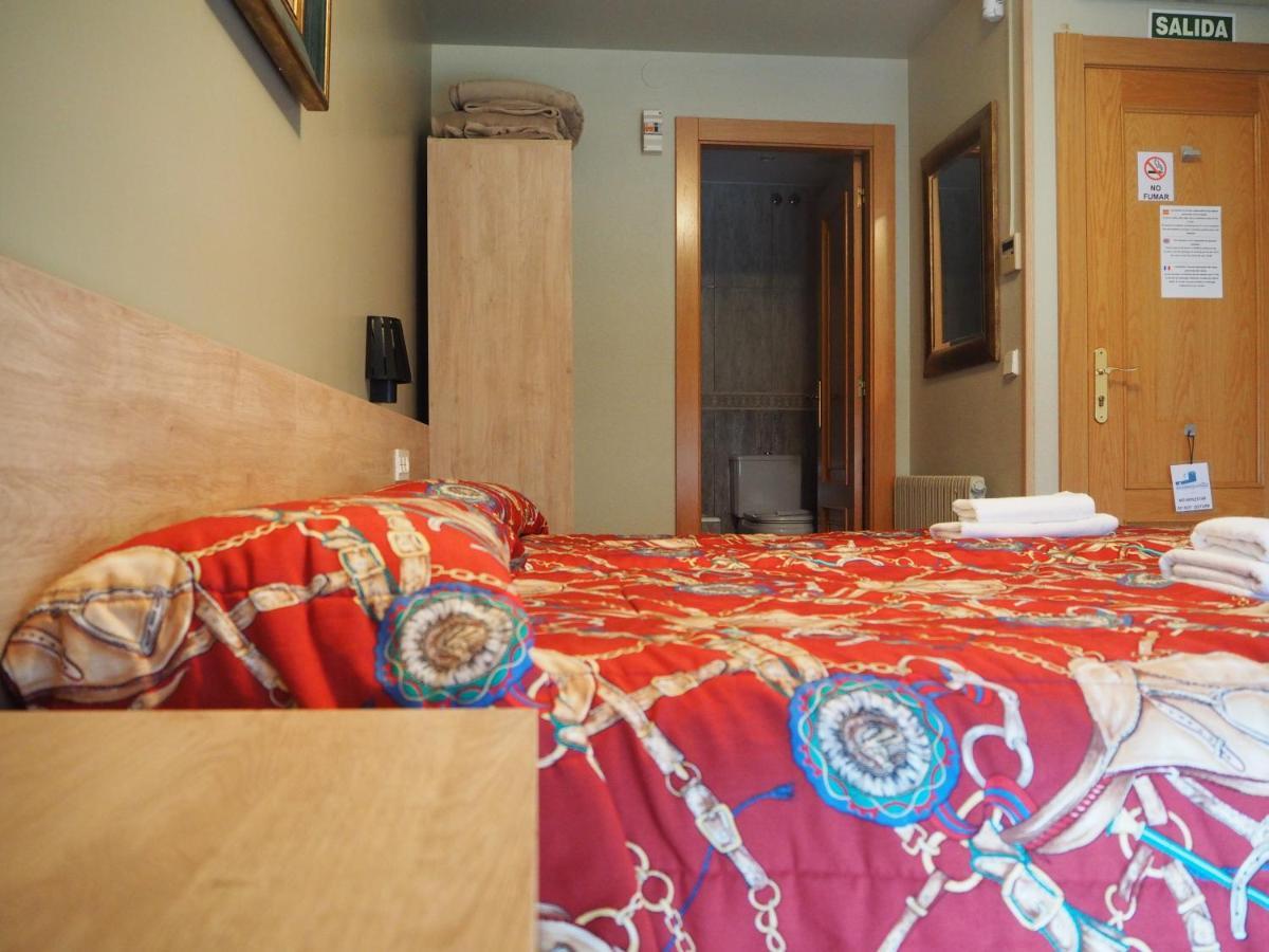 Hostal Acella Памплона Екстер'єр фото A typical room at the hostel