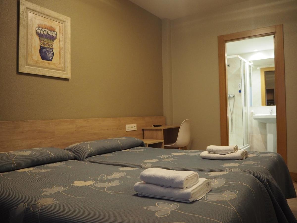 Hostal Acella Памплона Екстер'єр фото A typical hotel room