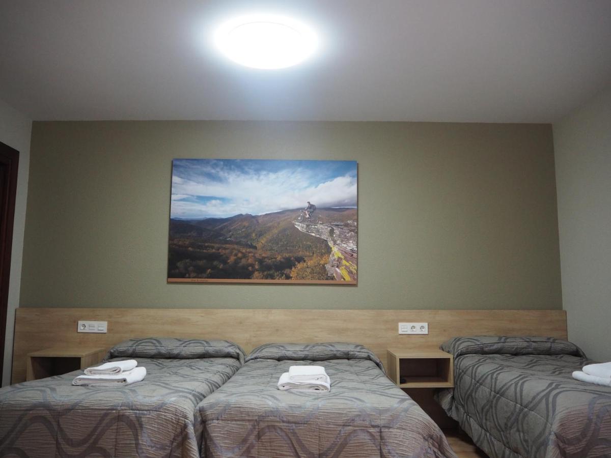 Hostal Acella Памплона Екстер'єр фото A room at the hotel