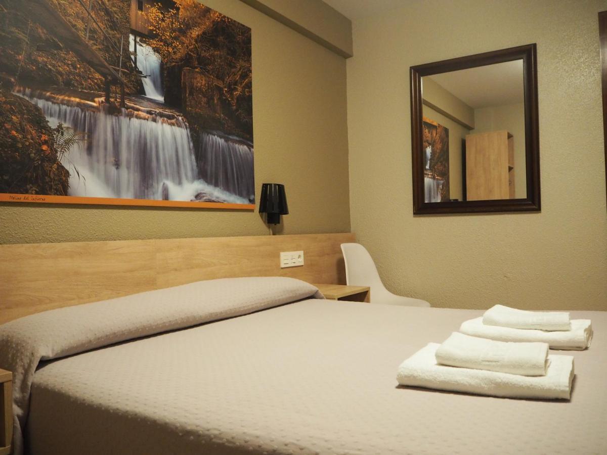Hostal Acella Памплона Екстер'єр фото A room at the hotel