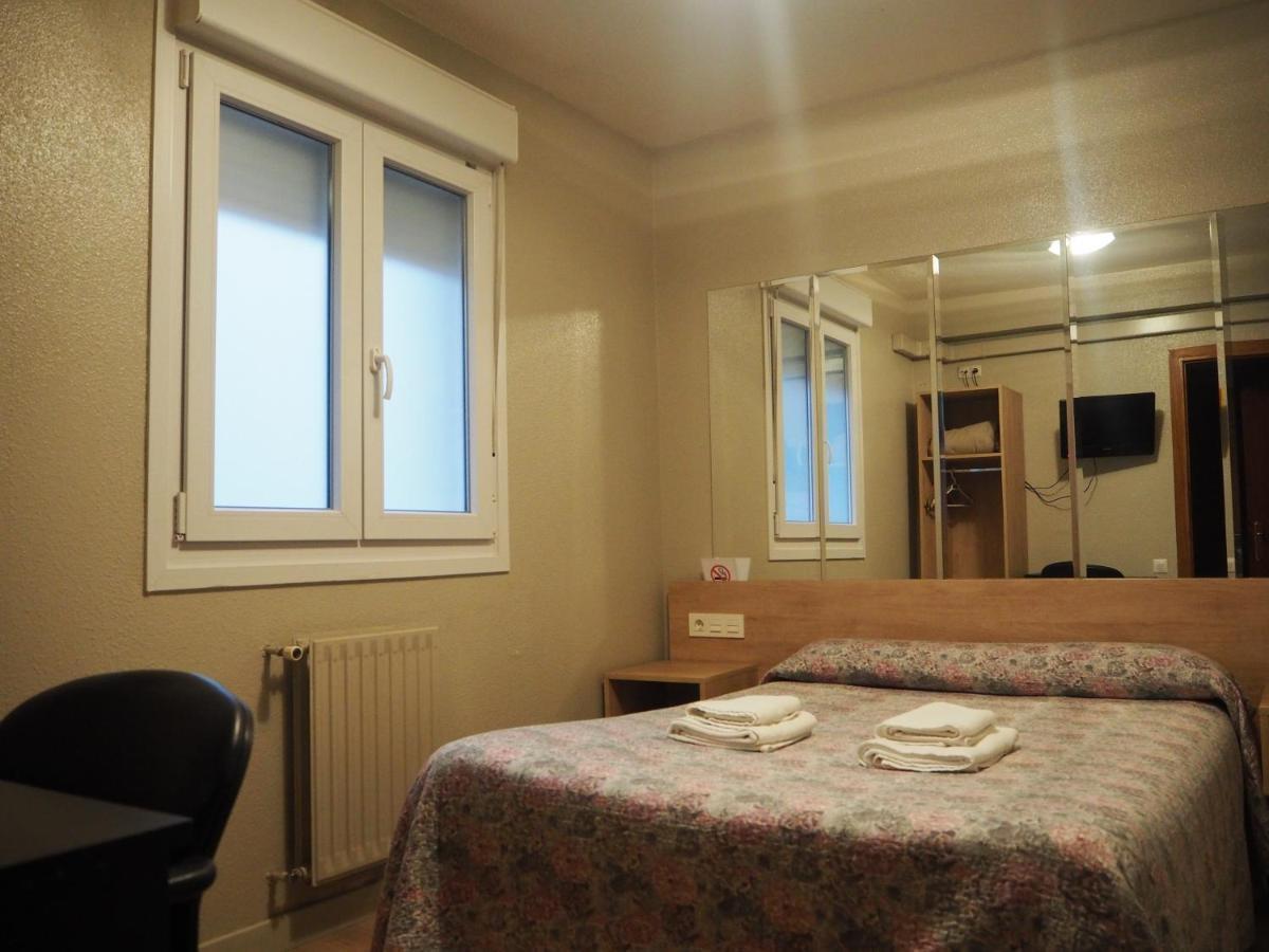 Hostal Acella Памплона Екстер'єр фото