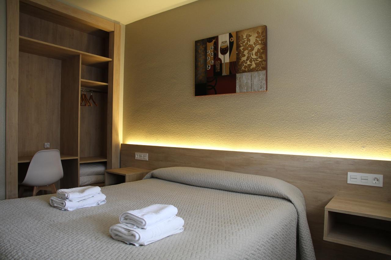 Hostal Acella Памплона Екстер'єр фото A room at the hotel