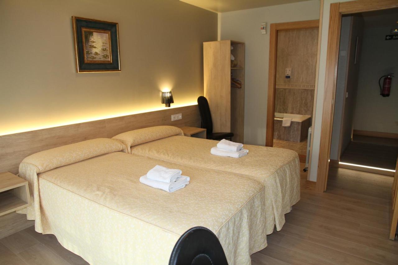 Hostal Acella Памплона Екстер'єр фото A room at the hotel